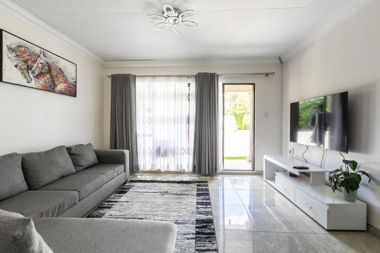 Signature Lodge Kempton Park Exteriör bild